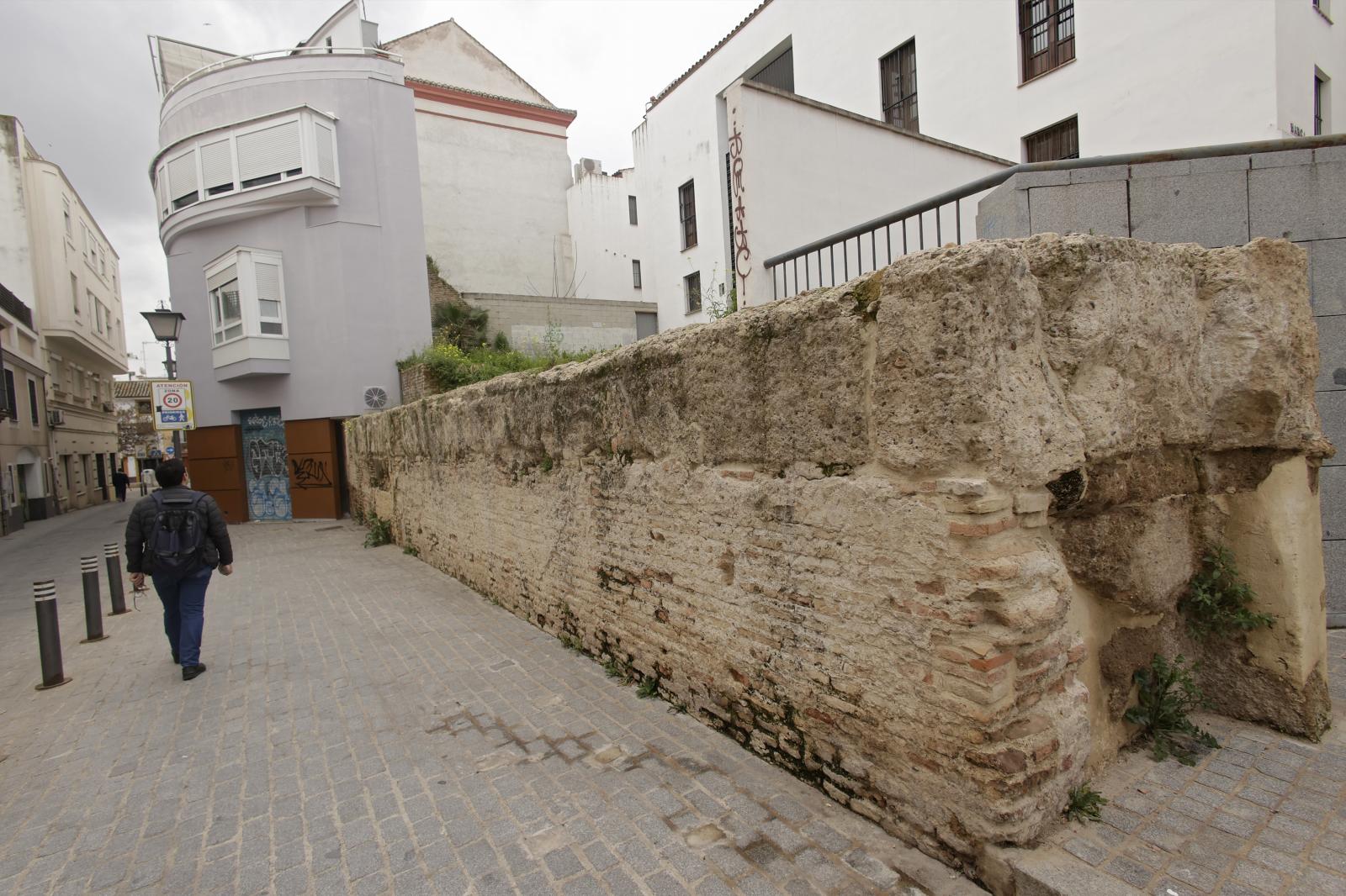 Restos de la antigua muralla de la ciudad a su paso por la calle Goles y a pocos metros de la Puerta Real