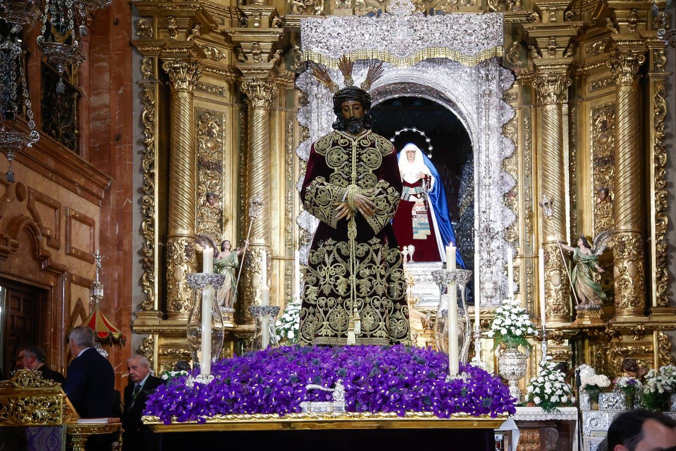 Vía crucis del Señor de la Sentencia en el interior de la basílica de la Macarena