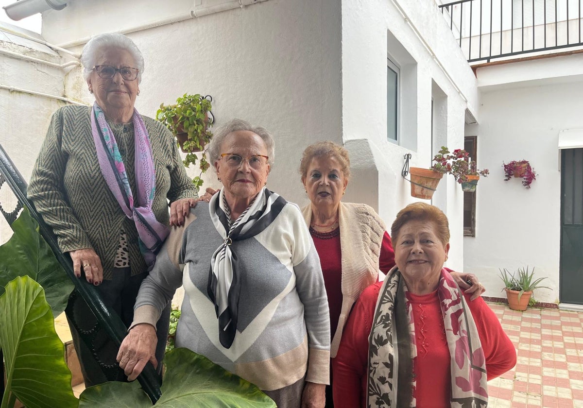 De izqda. a dcha., Pepa Garrido, Ana Román, Eduarda Carrasco e Isidori González, rellenadoras en los almacenes de aceitunas