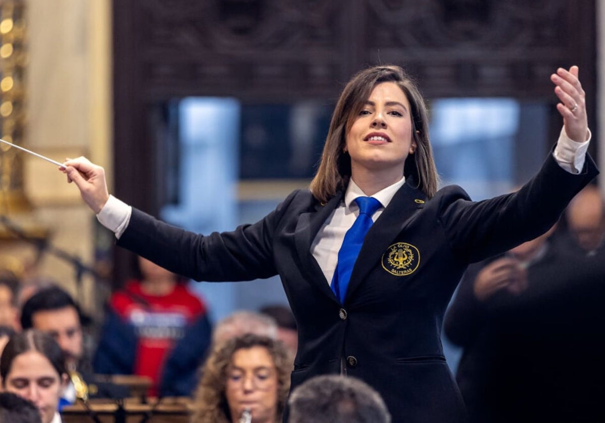 Irene Gómez-Calado dirigiendo su banda de la Oliva de Salteras