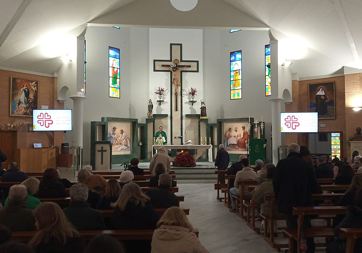 Misa en la parroquia de los ángeles y Santa Ángela de la Cruz