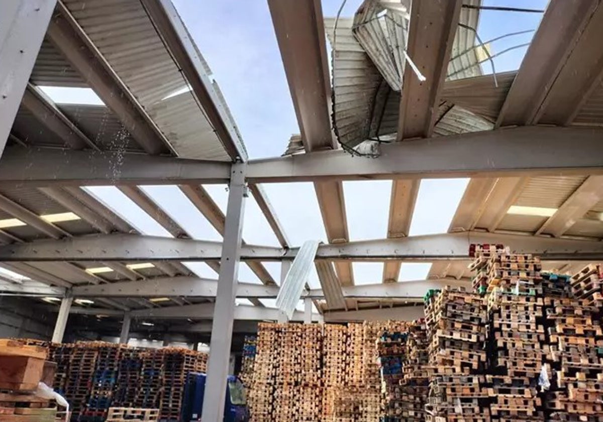 Daños que ha provocado en tornado en una de las naves del polígono de Alcalá del Río
