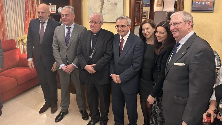 Foto de familia del pregonero y las autoridades