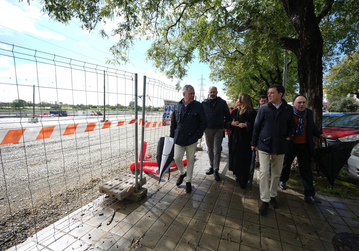 José Luis Sanz camina por la zona del mercadillo de Pino Montano donde se están llevando a cabo las obras