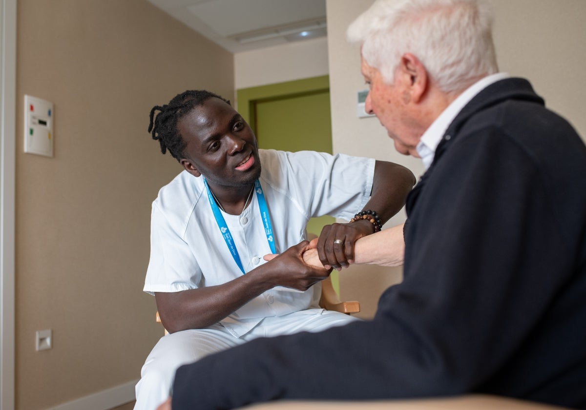 Issiaga Bangoura con el hermano Francisco, enfermero jubilado de la Orden de San Juan de Dios que vive ahora en el Hospital de la Orden en Sevilla