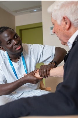 Issiaga Bangoura con el hermano Francisco, que fue enfermero de la Orden de San Juan de Dios y que vive ahora en el Hospital de la Orden en Sevilla