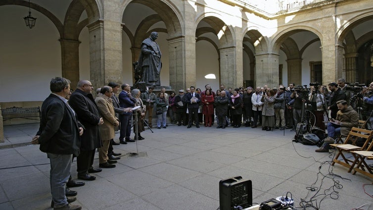 La Universidad de Sevilla borra la huella de Franco en el patio Maese Rodrigo