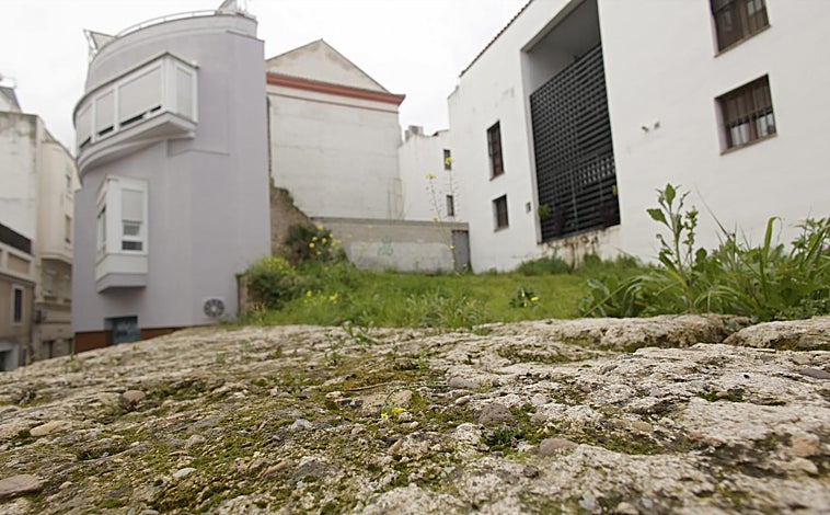 Imagen principal - San Laureano fue destruido por los franceses en el siglo XIX, luego tuvo varios usos y en la actualidad, es un bloque de viviendas.
