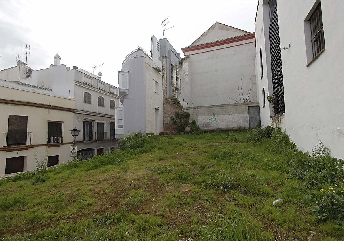 Vista de la antigua iglesia de San Laureano desde la calle Goles con la muralla debajo