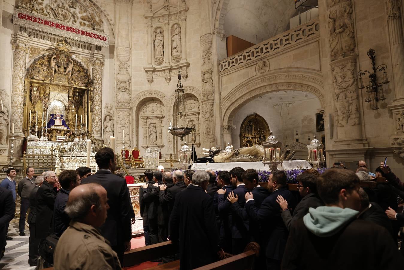 El Cristo Yacente, durante el vía crucis por la Catedral de Sevilla