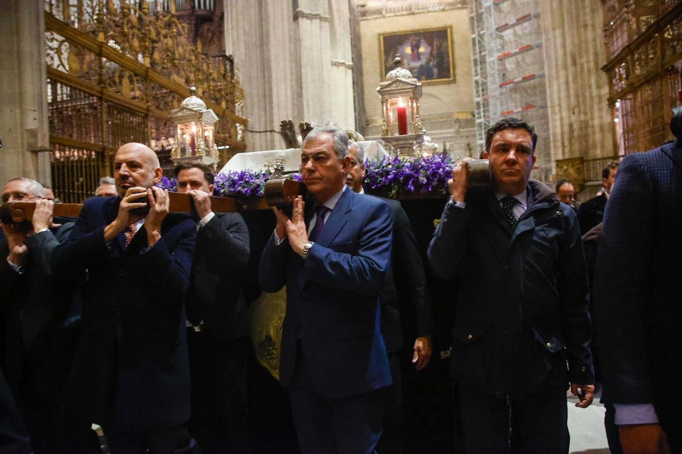 El Cristo Yacente, durante el vía crucis por la Catedral de Sevilla