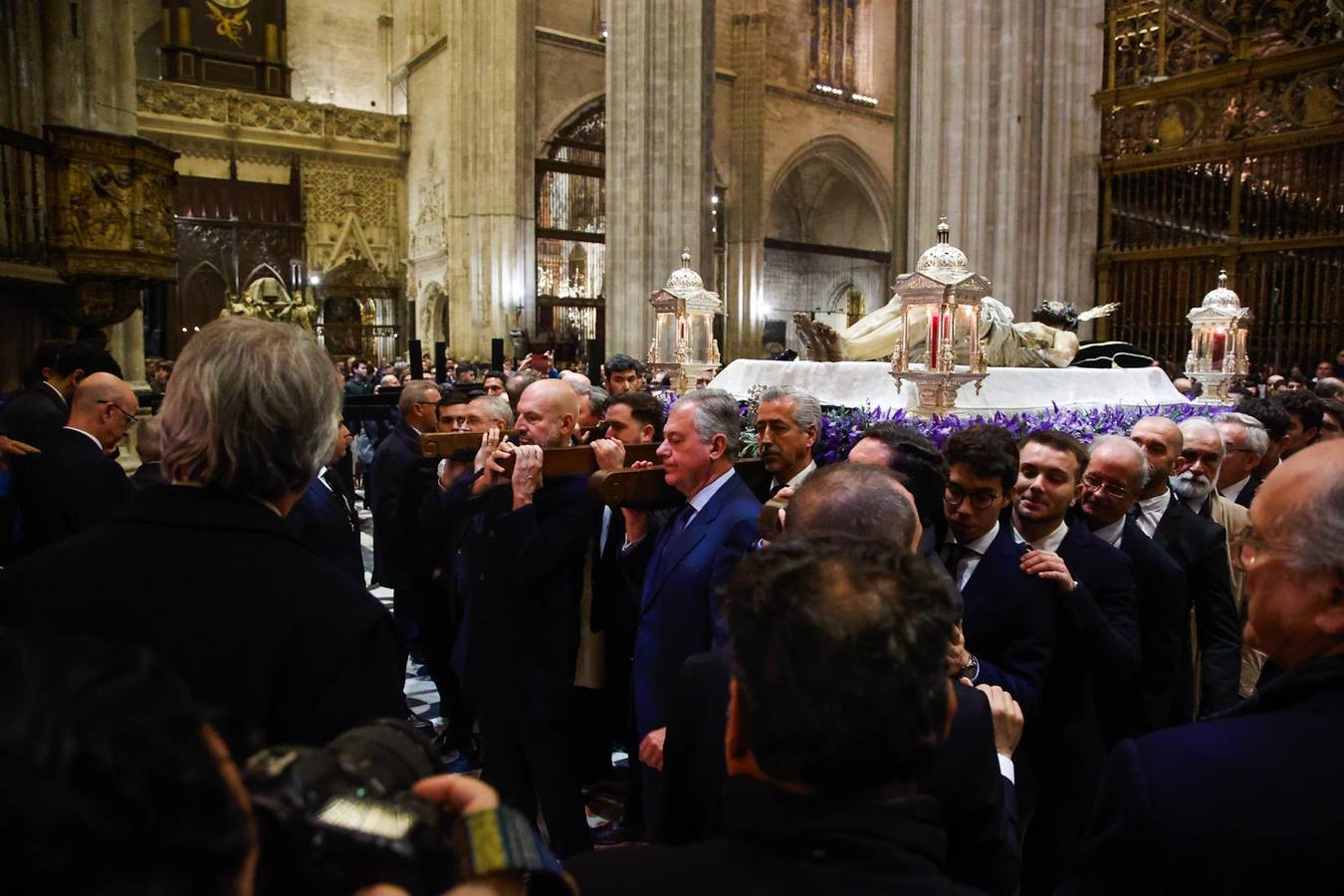 El Cristo Yacente, durante el vía crucis por la Catedral de Sevilla