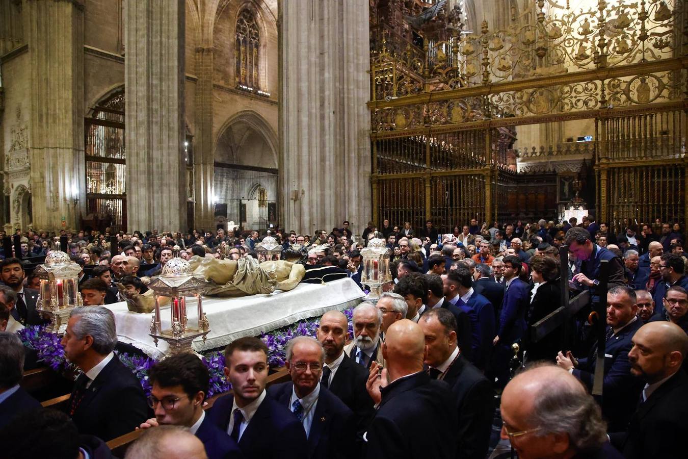 El Cristo Yacente, durante el vía crucis por la Catedral de Sevilla