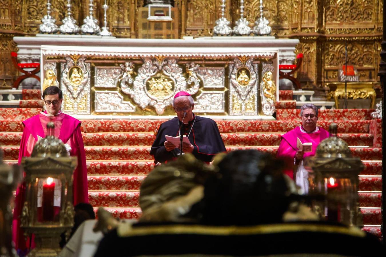 El Cristo Yacente, durante el vía crucis por la Catedral de Sevilla