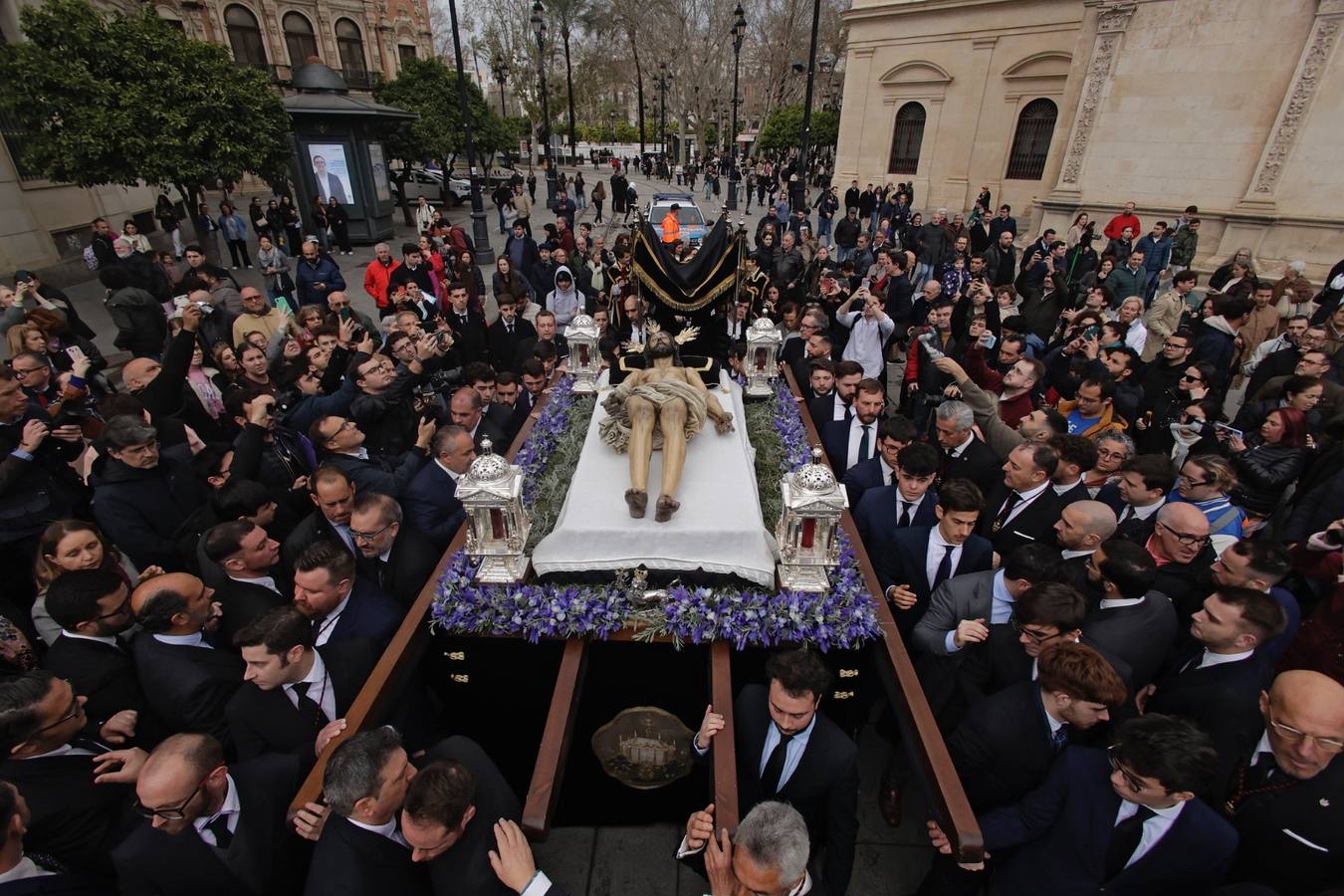 El Cristo Yacente desafió a la lluvia en su traslado a la Catedral