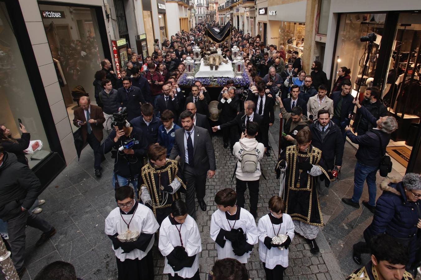 El Cristo Yacente desafió a la lluvia en su traslado a la Catedral