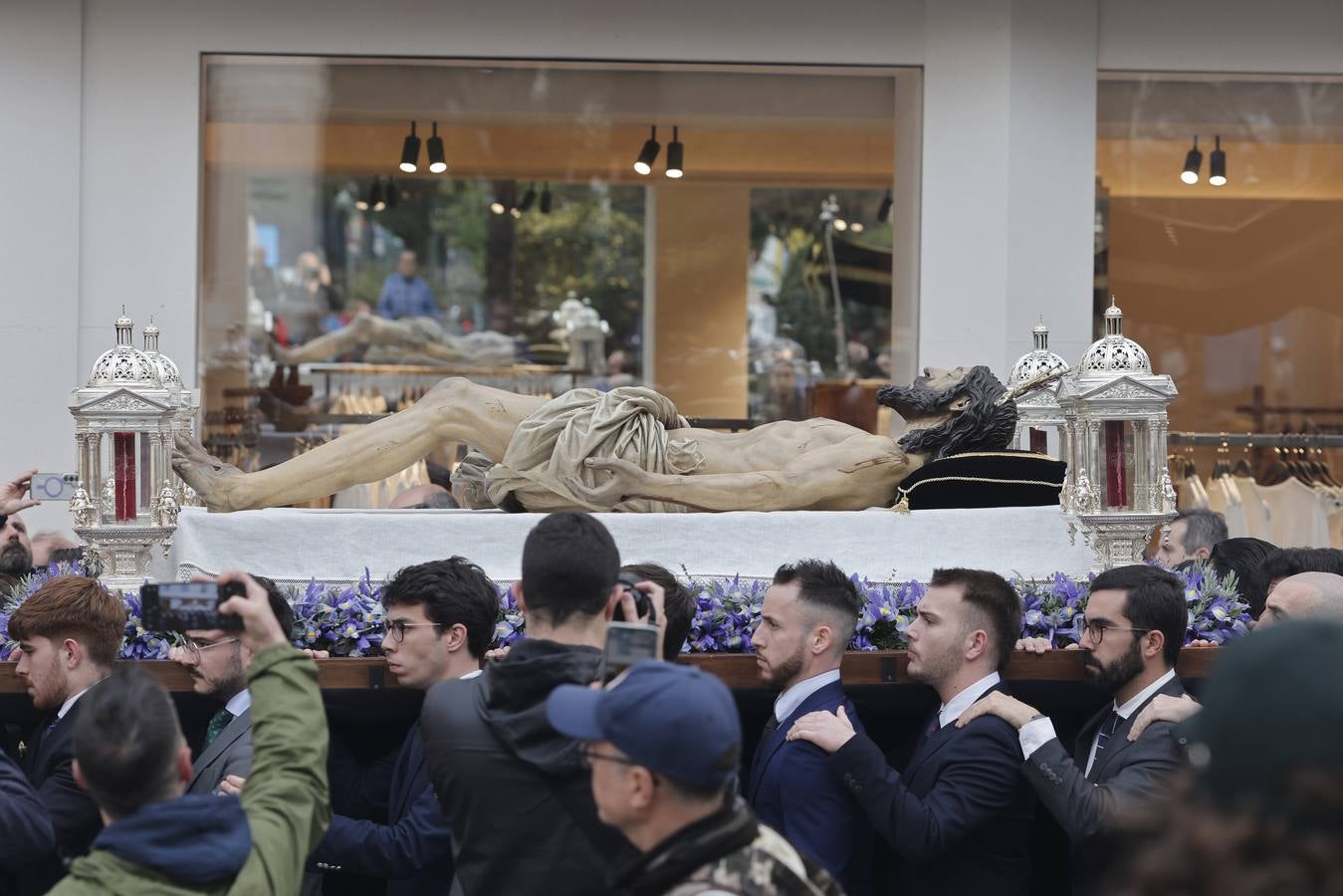 El Cristo Yacente desafió a la lluvia en su traslado a la Catedral