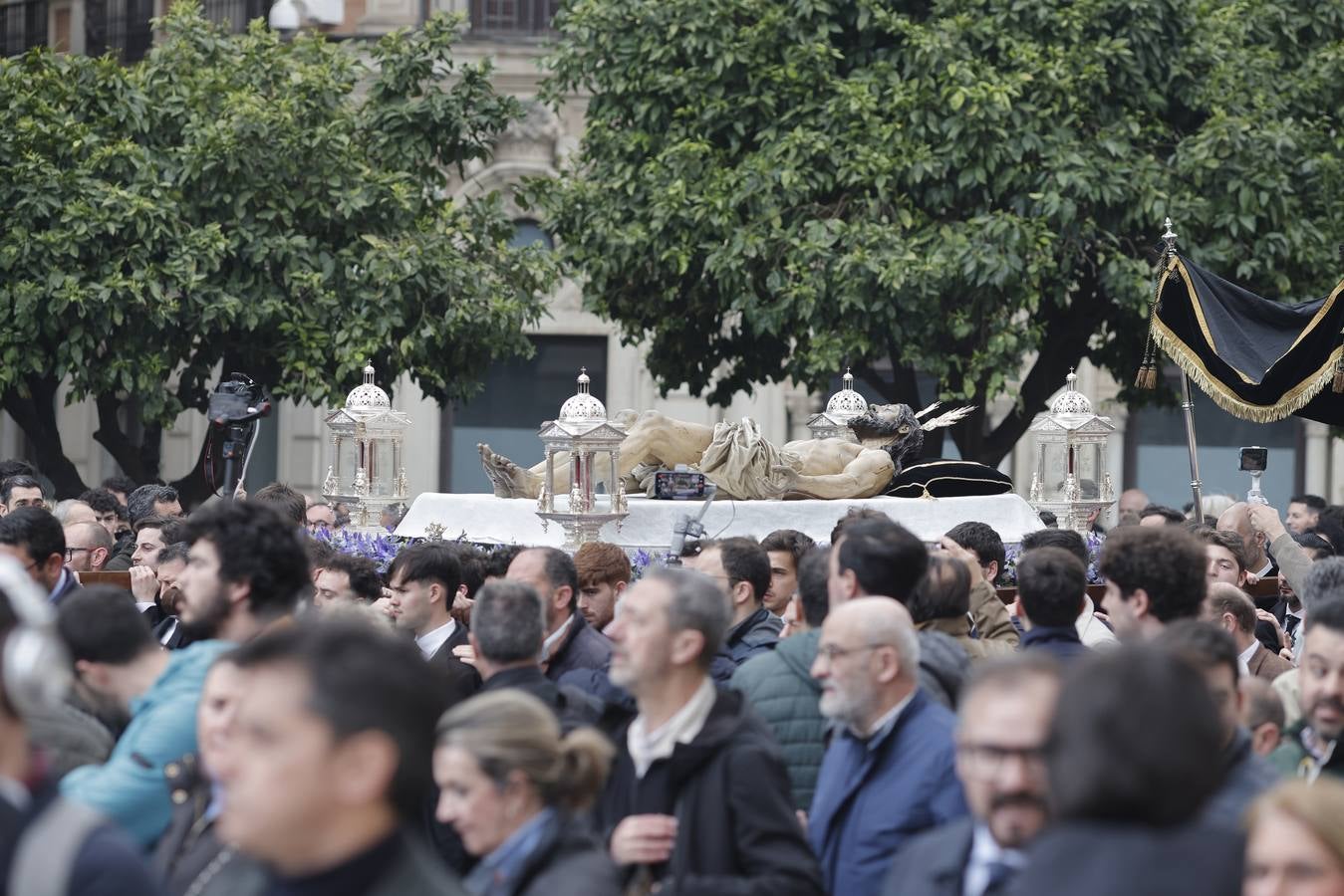 El Cristo Yacente desafió a la lluvia en su traslado a la Catedral