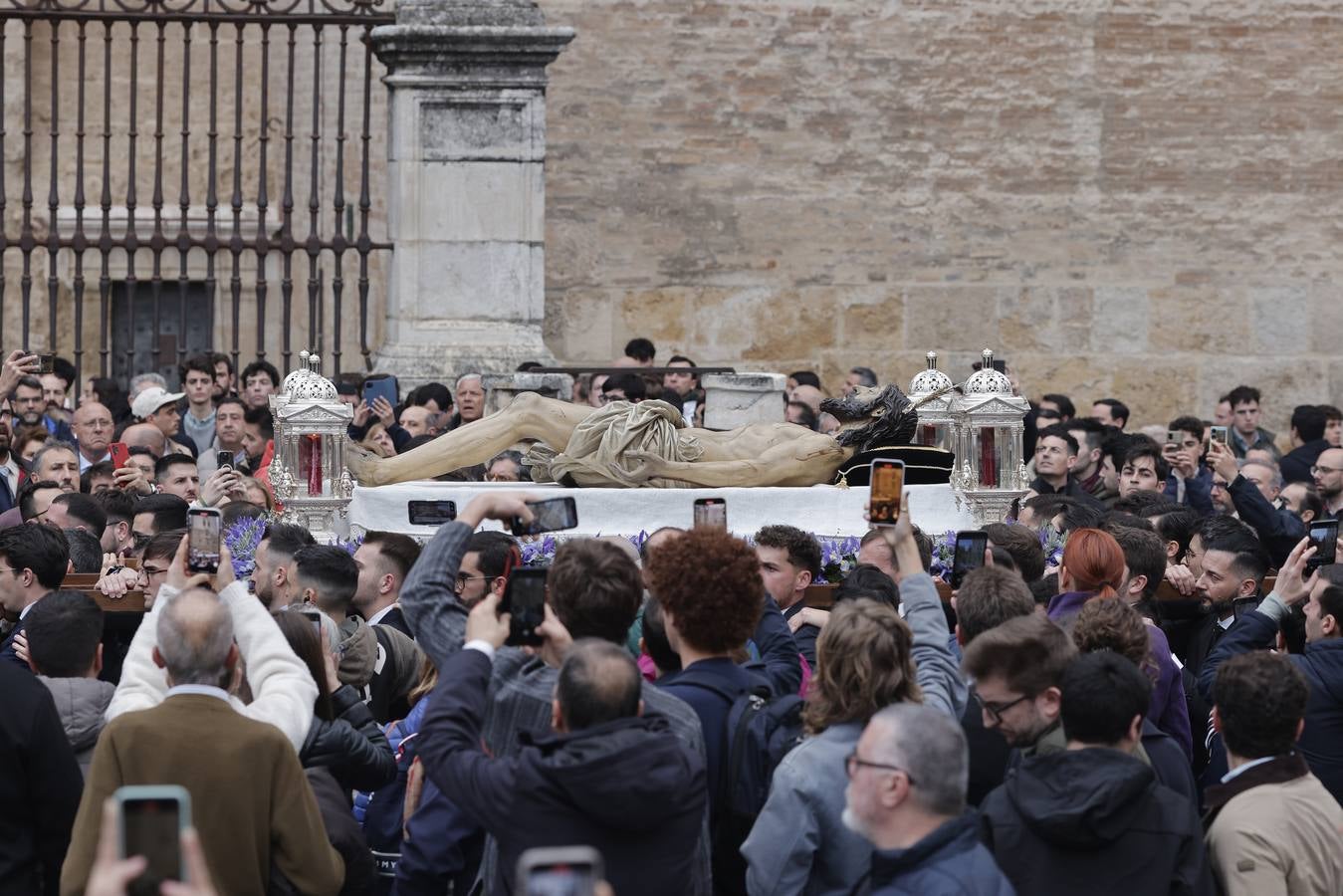 El Cristo Yacente desafió a la lluvia en su traslado a la Catedral