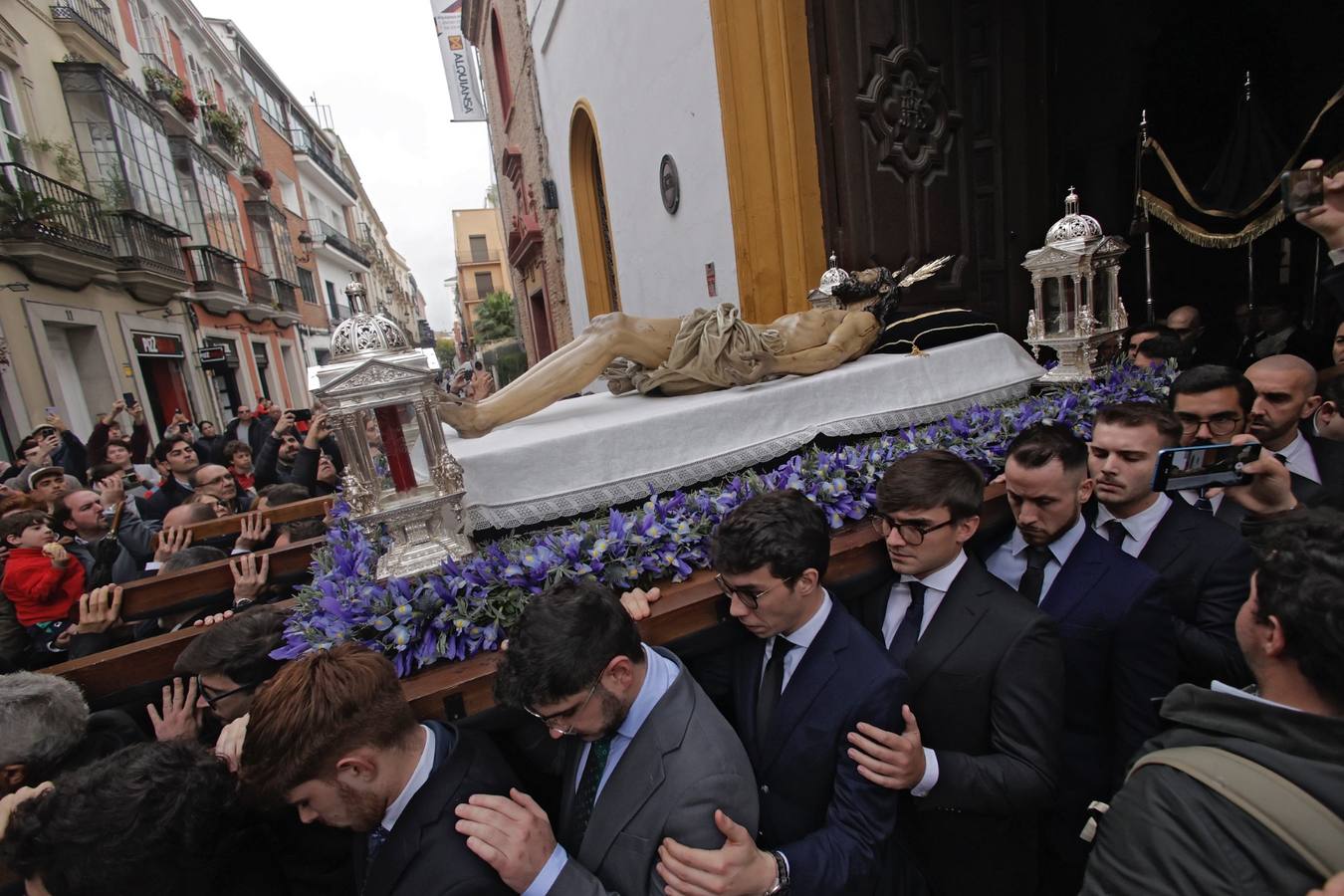 El Cristo Yacente desafió a la lluvia en su traslado a la Catedral
