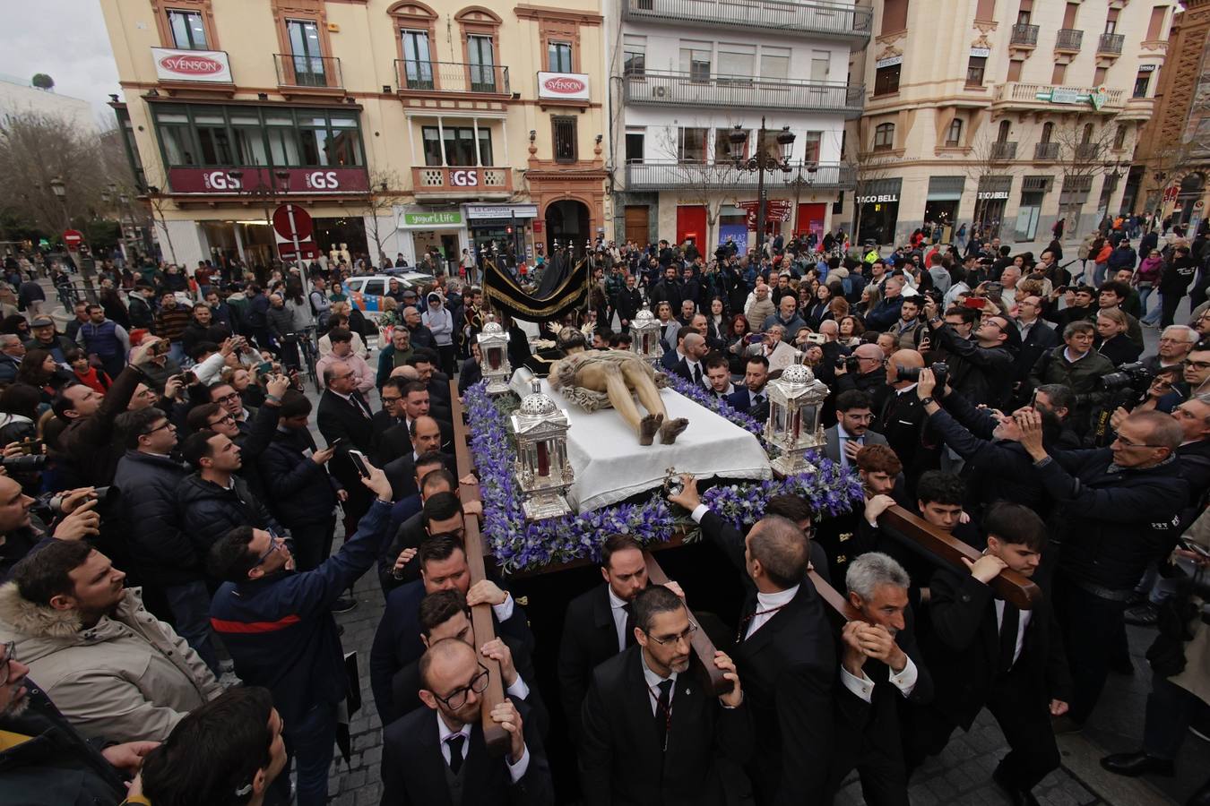 El Cristo Yacente desafió a la lluvia en su traslado a la Catedral