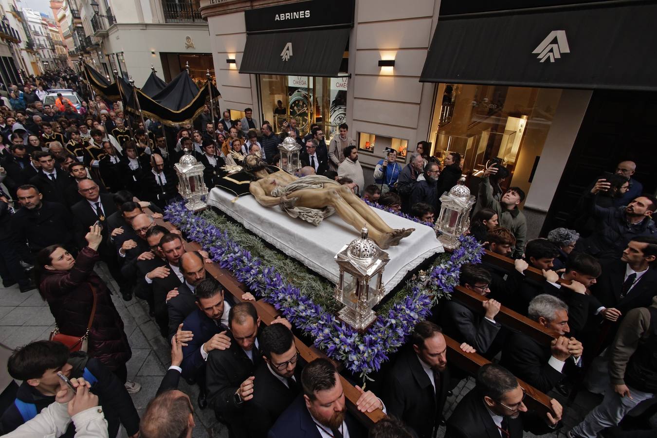 El Cristo Yacente desafió a la lluvia en su traslado a la Catedral
