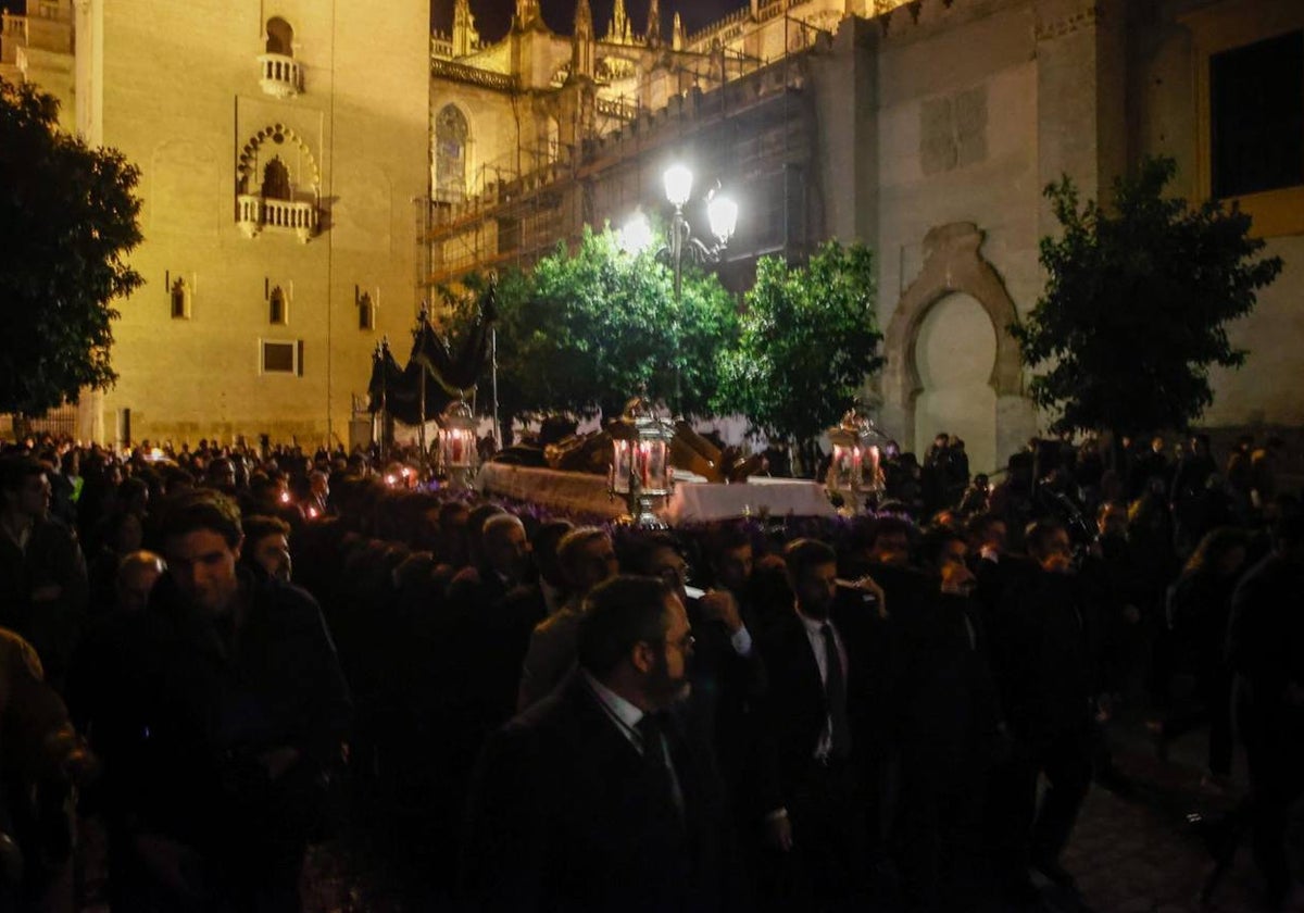 El Cristo Yacente, durante el camino de regreso a su capilla