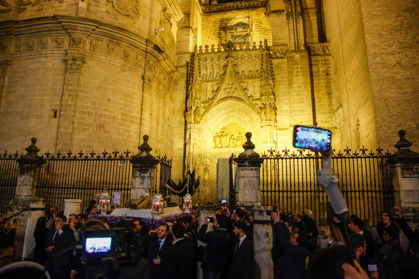 El Cristo Yacente, durante el camino de regreso a su capilla 