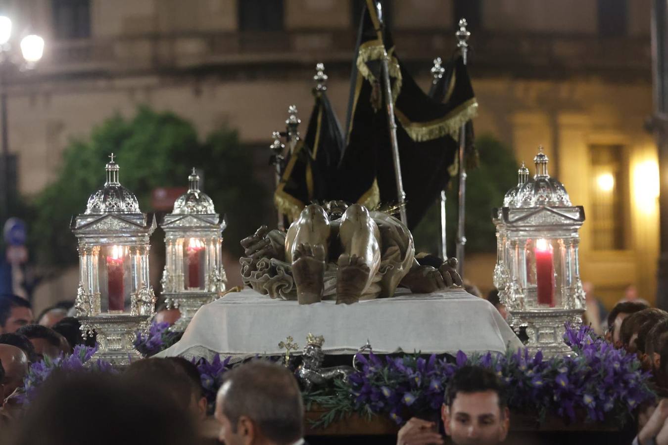 El Cristo Yacente, durante el camino de regreso a su capilla 