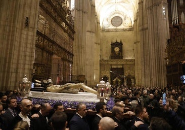 Vía crucis de las Hermandades de Sevilla con el Cristo Yacente del Santo Entierro, en directo