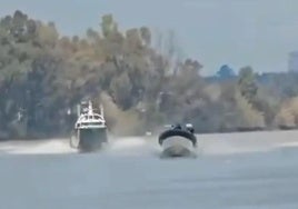 Dos heridos y varios tripulantes desaparecidos tras el choque de dos narcolanchas en el río Guadalquivir a la altura de Lebrija