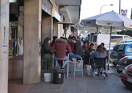 Urbanismo sanciona a una decena de bares de Reina Mercedes por incumplir la ordenanza de veladores