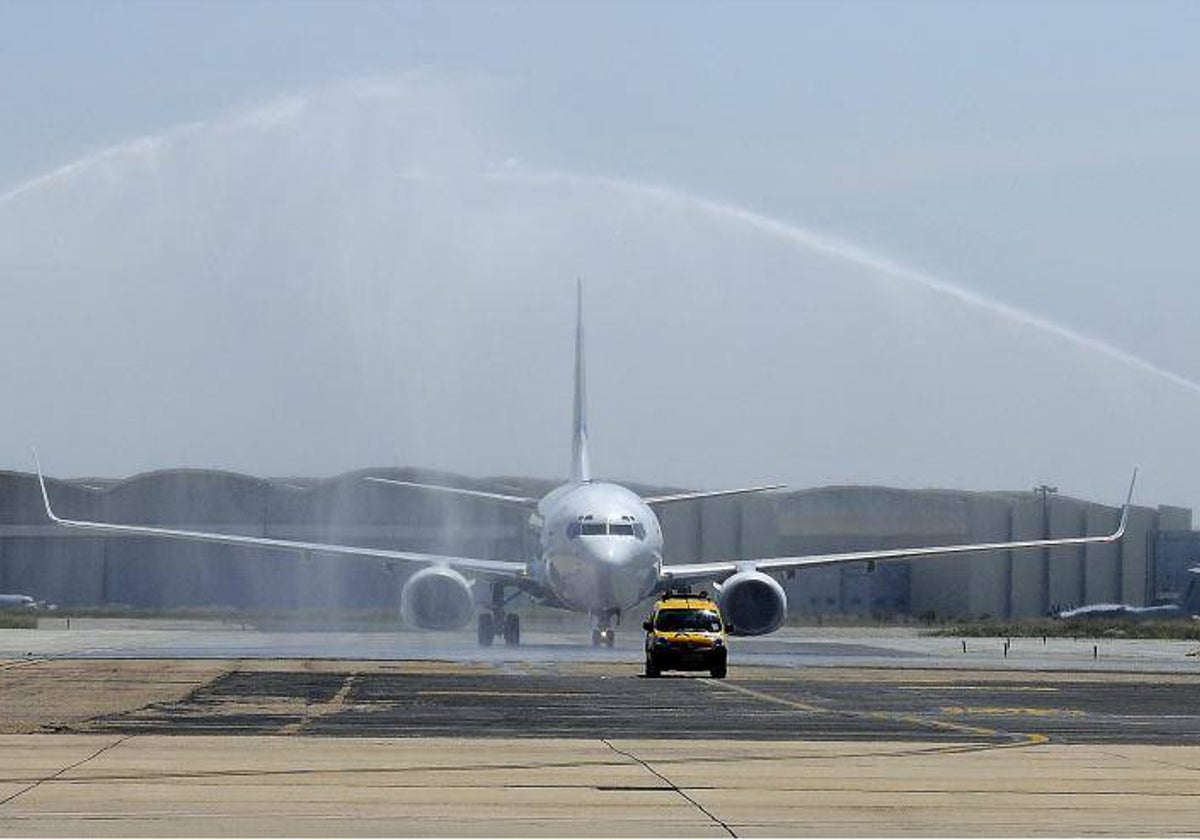 Imagen de archivo de un avión en el aeropuerto de Sevilla