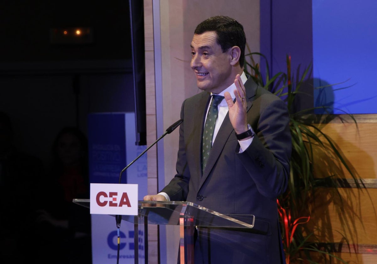 El presidente de la Junta de Andalucía, Juanma Moreno, durante su participación en la jornada de la CEA