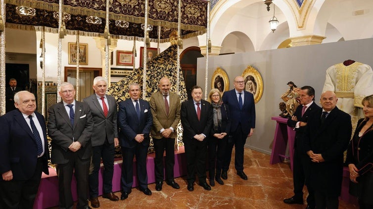 Imágenes de la exposición 'Estrenos y Restauracones de la Semana Santa 2005' en el Mercantil de Sevilla