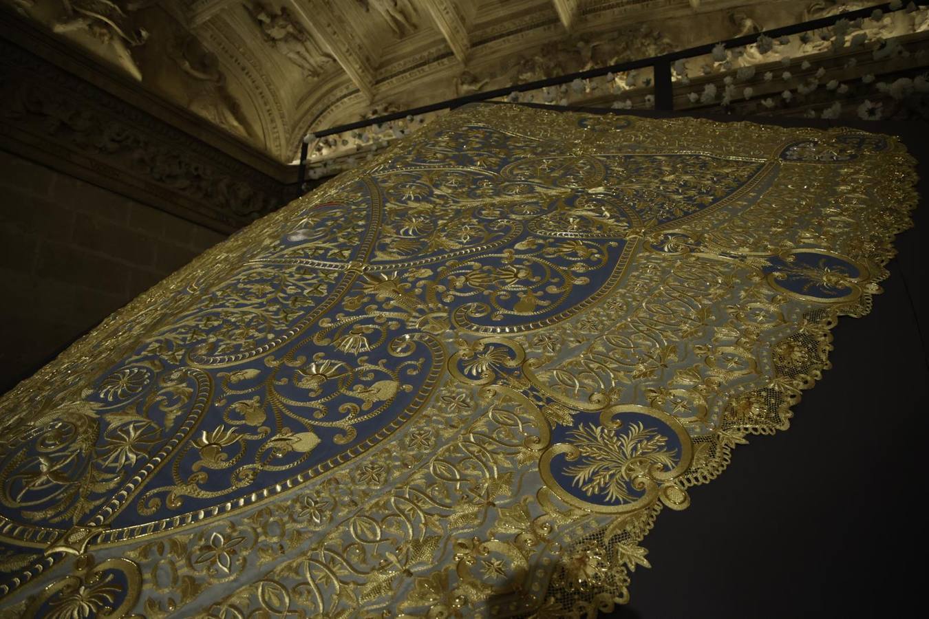 El manto puede verse en el Ayuntamiento de Sevilla hasta el día 22 de marzo