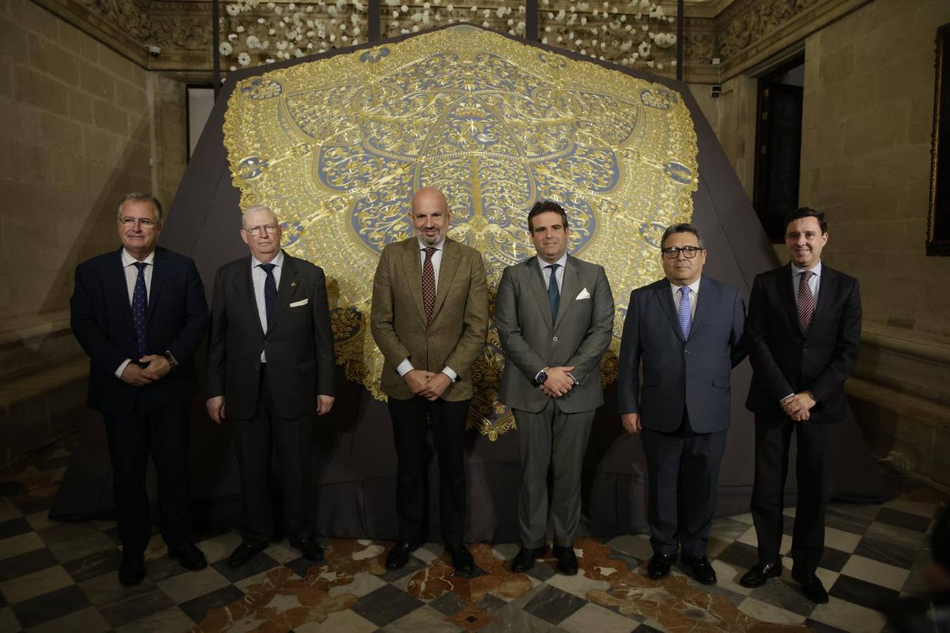 El manto puede verse en el Ayuntamiento de Sevilla hasta el día 22 de marzo
