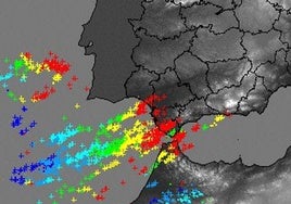 Un ensordecedor trueno despierta a los vecinos de Sevilla en la madrugada de este jueves