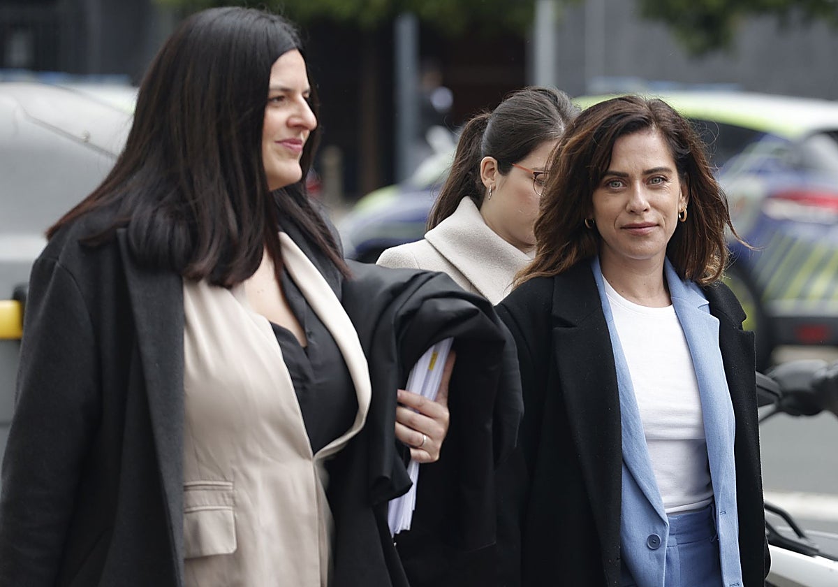 María León y su abogada, este viernes a su llegada al juicio por su supuesto delito de atentado y agresión a una policía