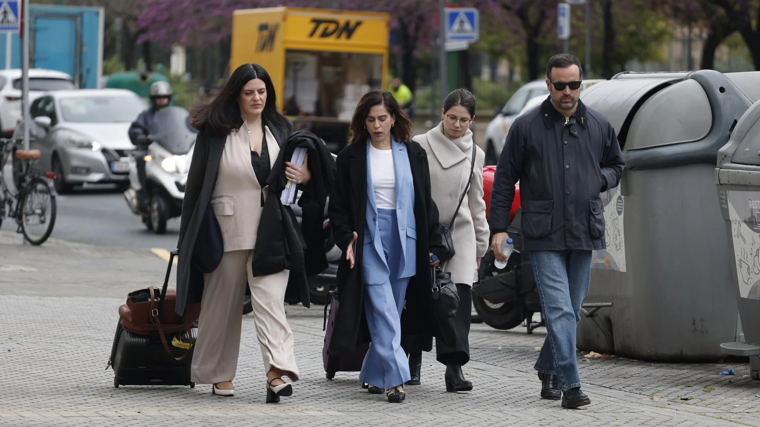 María León, arropada por su familia a llegada de los juzgados de Sevilla para declarar como acusada de agredir a una policía local