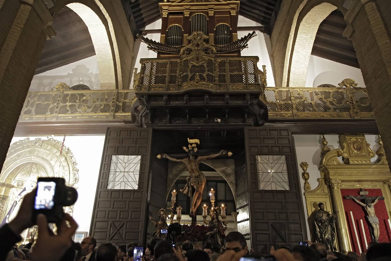 La imagen inédita del Señor erguido ha llamado a miles de sevillanos a acompañar el vía crucis de El Museo 