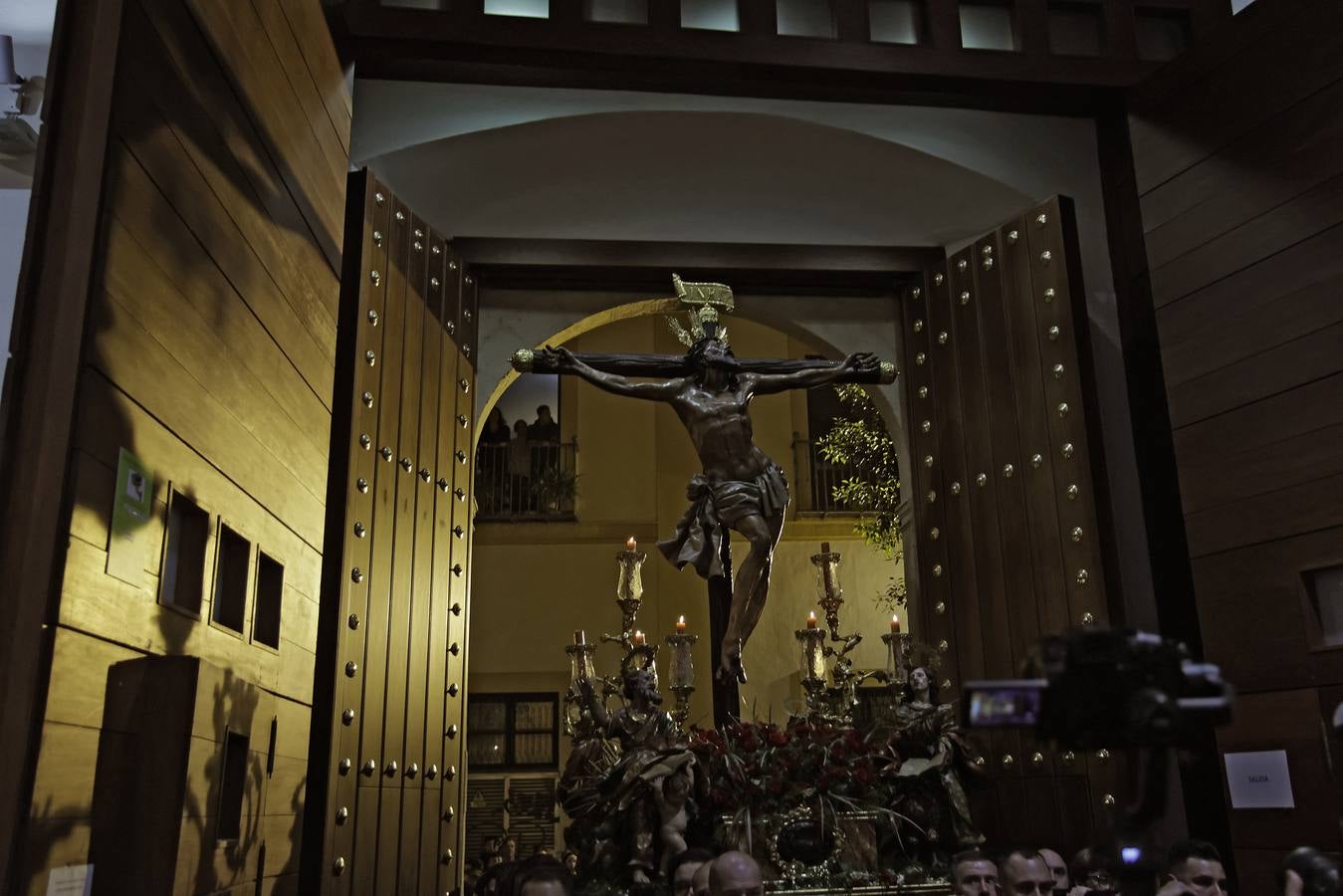 La imagen inédita del Señor erguido ha llamado a miles de sevillanos a acompañar el vía crucis de El Museo 