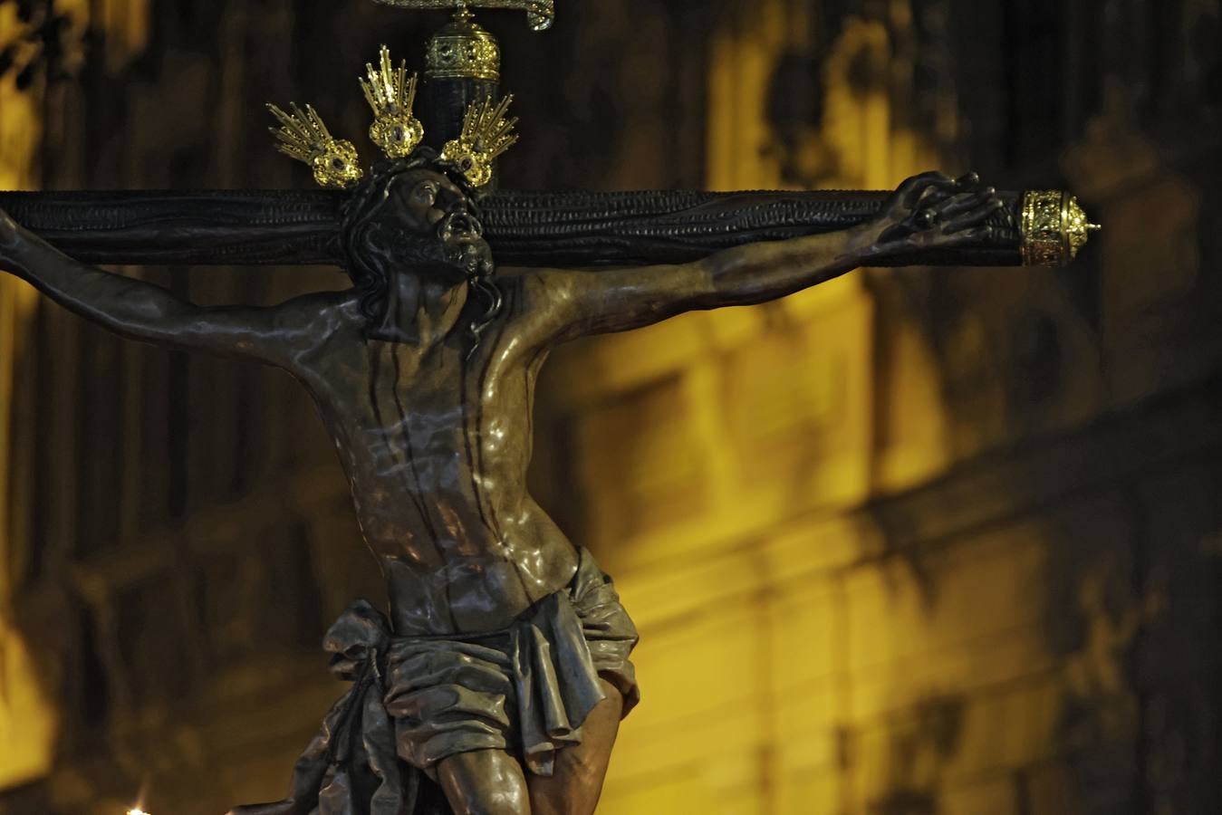 La imagen inédita del Señor erguido ha llamado a miles de sevillanos a acompañar el vía crucis de El Museo 
