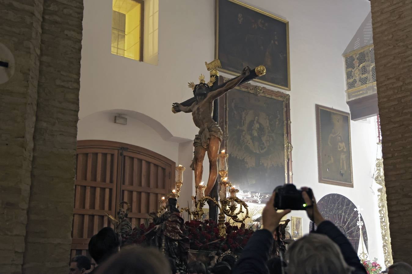 La imagen inédita del Señor erguido ha llamado a miles de sevillanos a acompañar el vía crucis de El Museo 