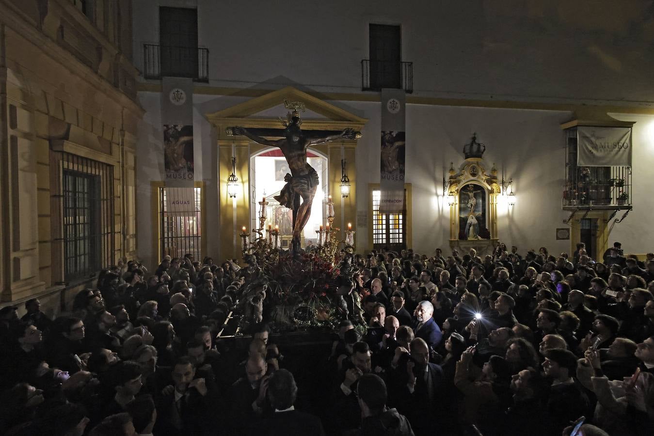 La imagen inédita del Señor erguido ha llamado a miles de sevillanos a acompañar el vía crucis de El Museo 