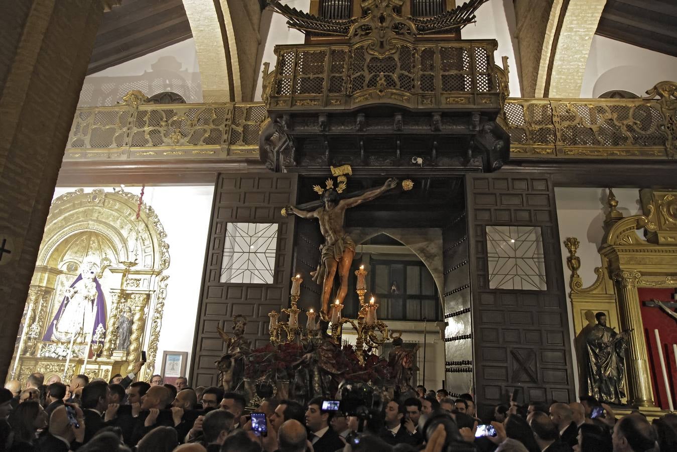 La imagen inédita del Señor erguido ha llamado a miles de sevillanos a acompañar el vía crucis de El Museo 
