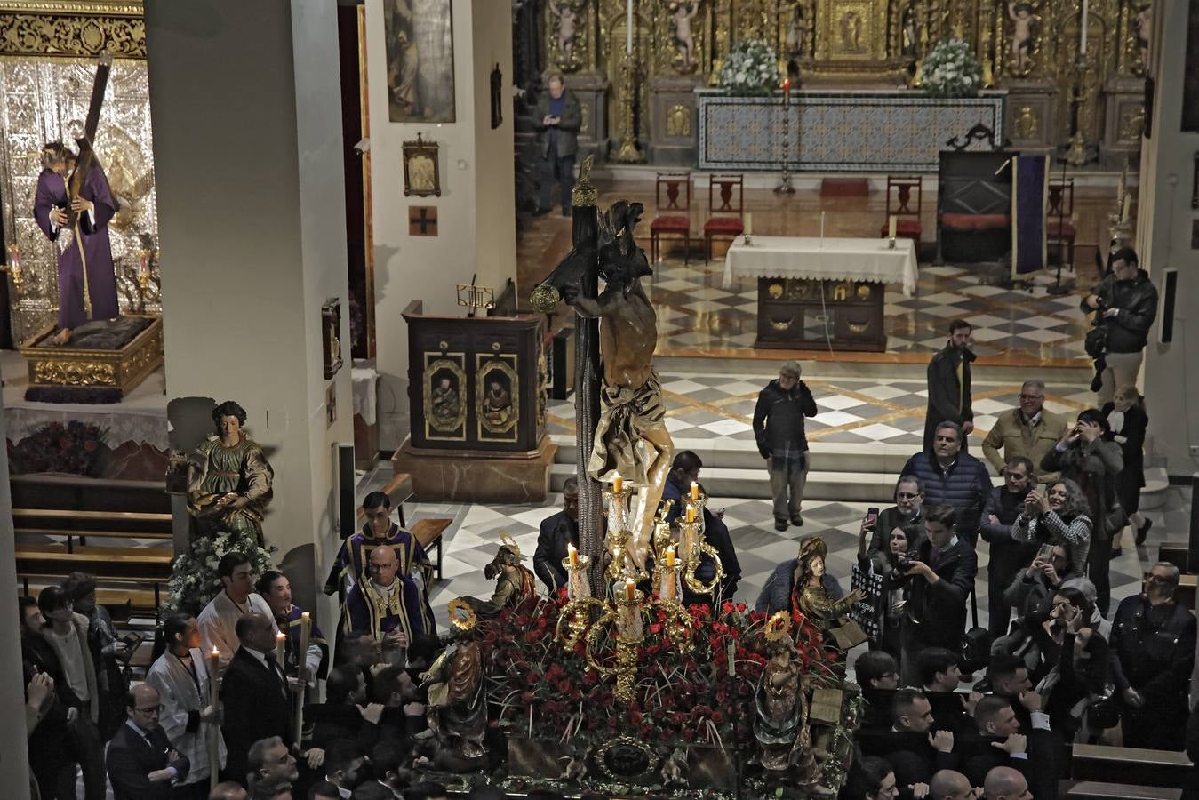 La imagen inédita del Señor erguido ha llamado a miles de sevillanos a acompañar el vía crucis de El Museo 