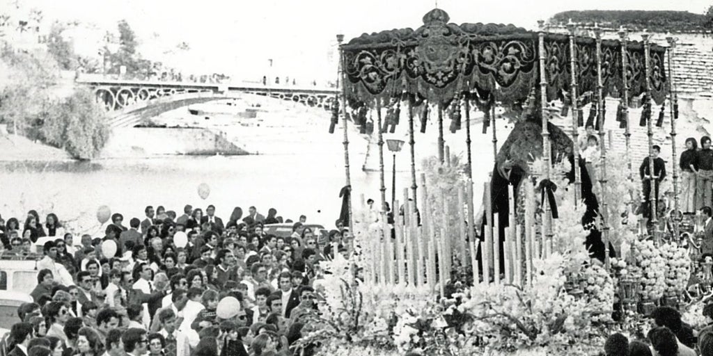 Así fue la Semana Santa de Sevilla de 1975: sin cofradías por el puente de Triana