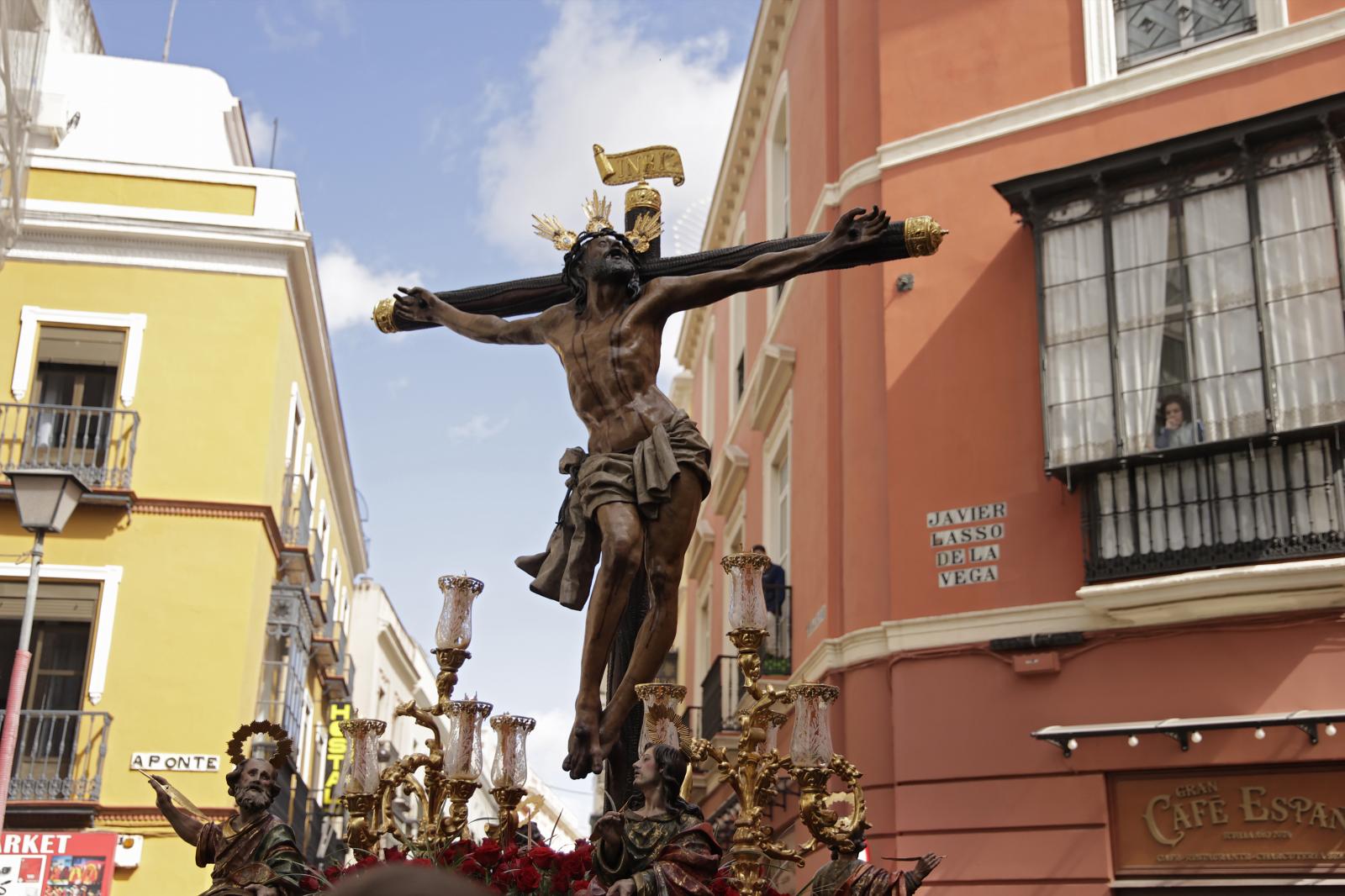 El regreso del Cristo de la Expiración del Museo de Sevilla desde San Andrés a su capilla, en imágenes