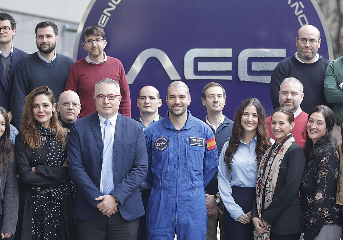 Juan Carlos Cortés y Pablo Álvarez con el personal de la AEE